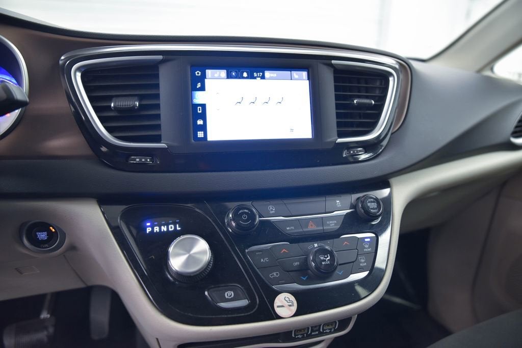 2022 Chrysler Voyager LX