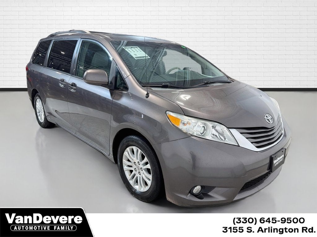 2014 Toyota Sienna XLE 8 Passenger