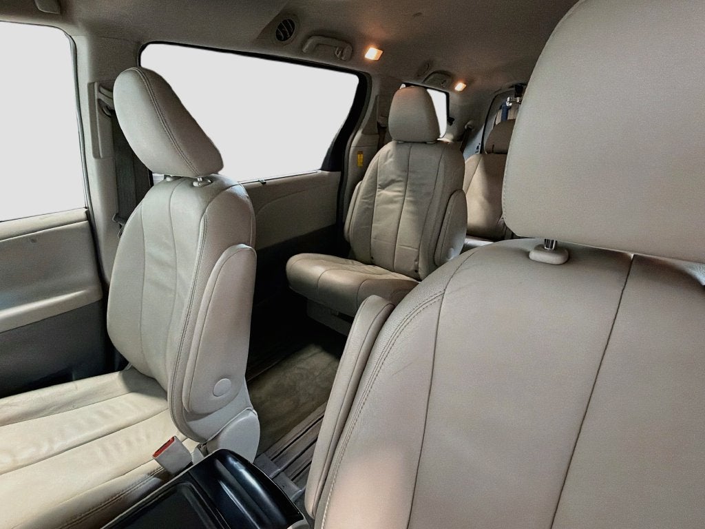 2014 Toyota Sienna XLE 8 Passenger