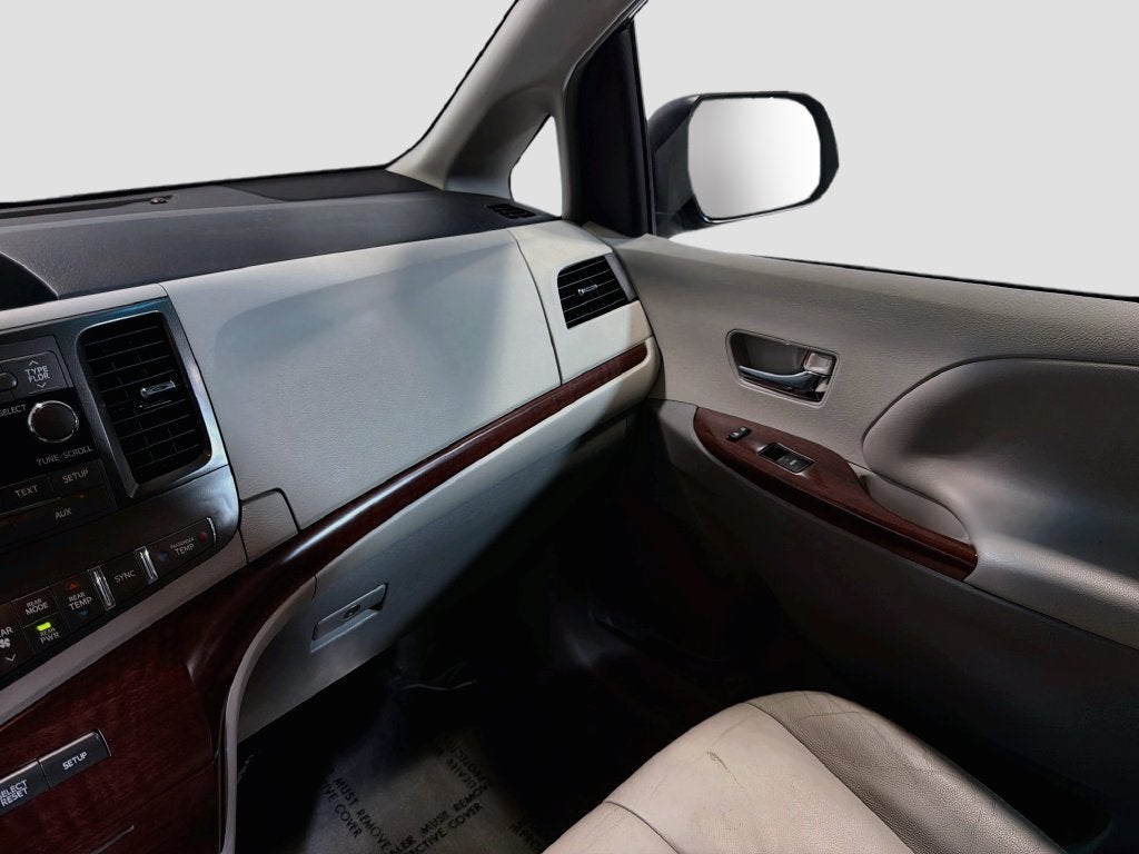 2014 Toyota Sienna XLE 8 Passenger