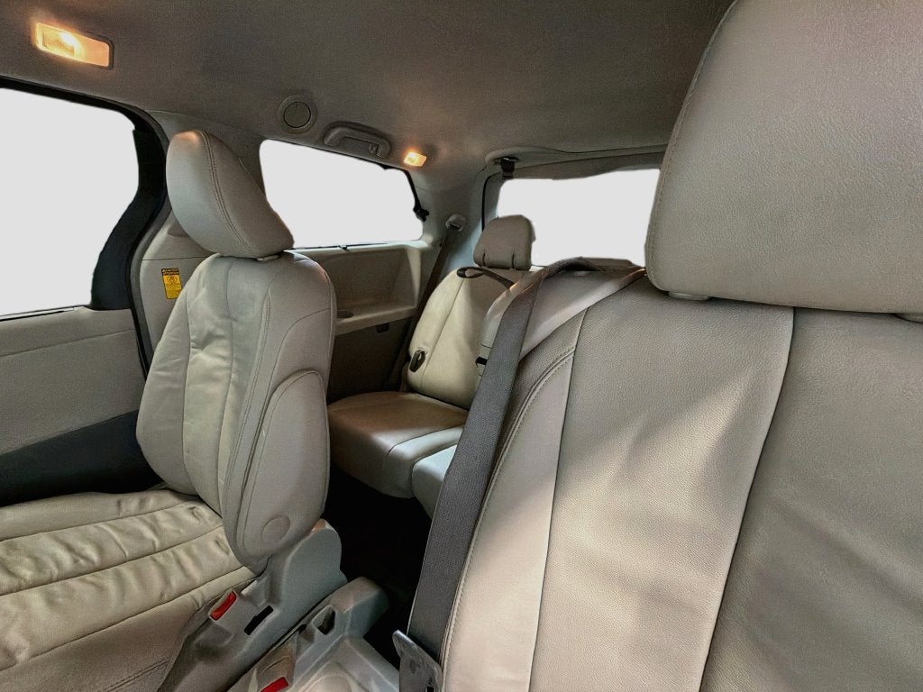 2014 Toyota Sienna XLE 8 Passenger