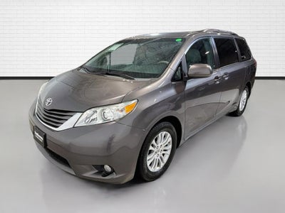 2014 Toyota Sienna XLE 8 Passenger