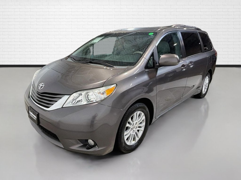 2014 Toyota Sienna XLE 8 Passenger