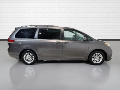2014 Toyota Sienna XLE 8 Passenger