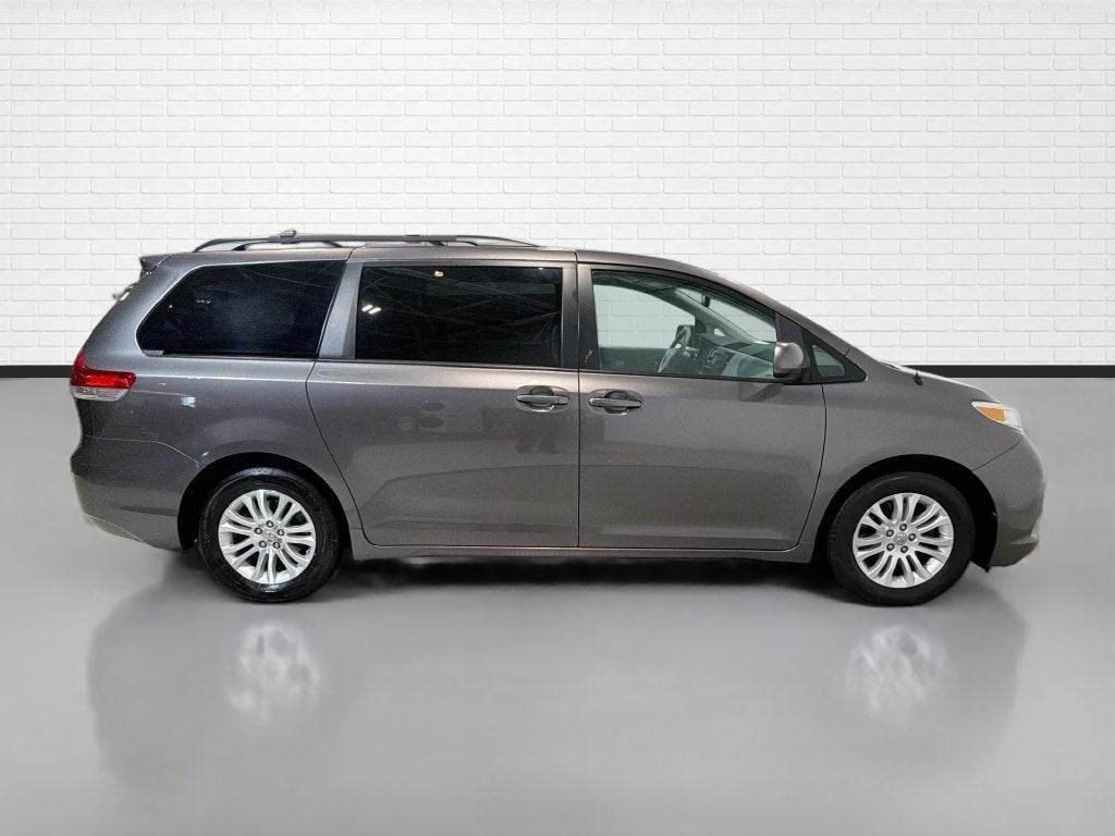 2014 Toyota Sienna XLE 8 Passenger