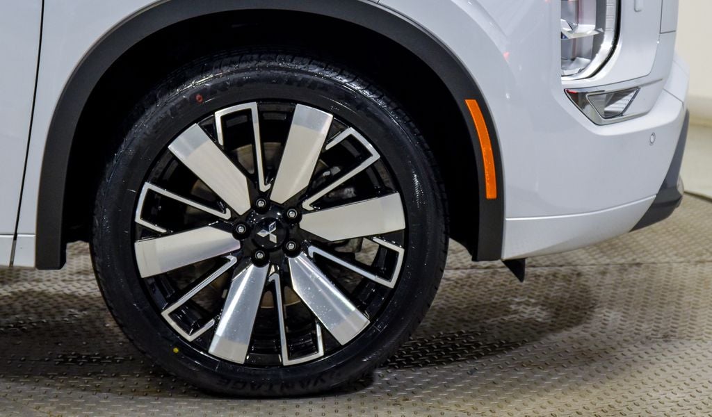 2025 Mitsubishi Outlander Base