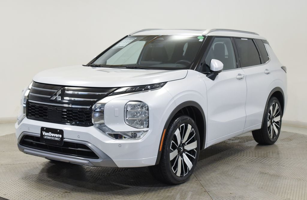 2025 Mitsubishi Outlander Base