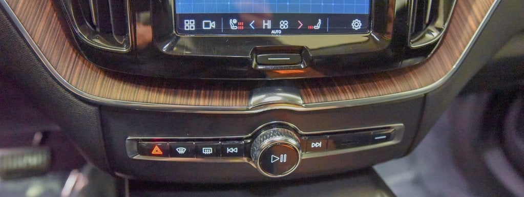 2022 Volvo XC60 B5 Momentum