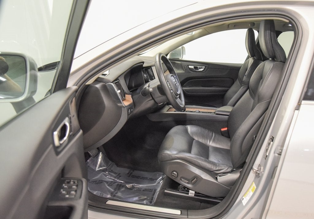 2022 Volvo XC60 B5 Momentum