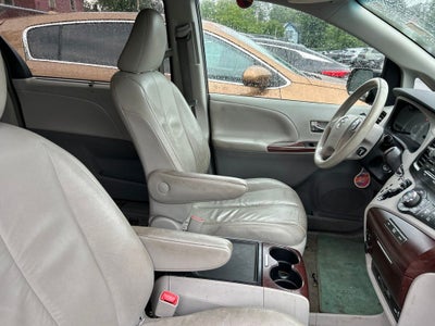 2012 Toyota Sienna XLE 8 Passenger