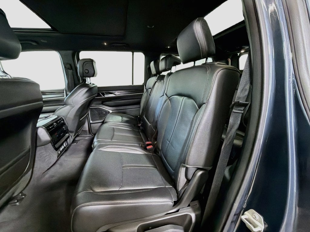 2023 Jeep Wagoneer Base