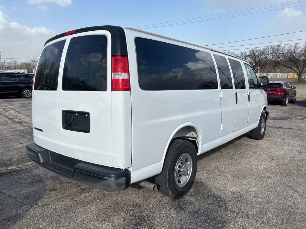 2025 Chevrolet Express Passenger 1LT