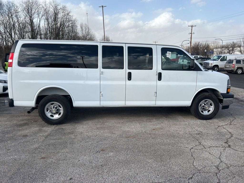 2025 Chevrolet Express Passenger 1LT