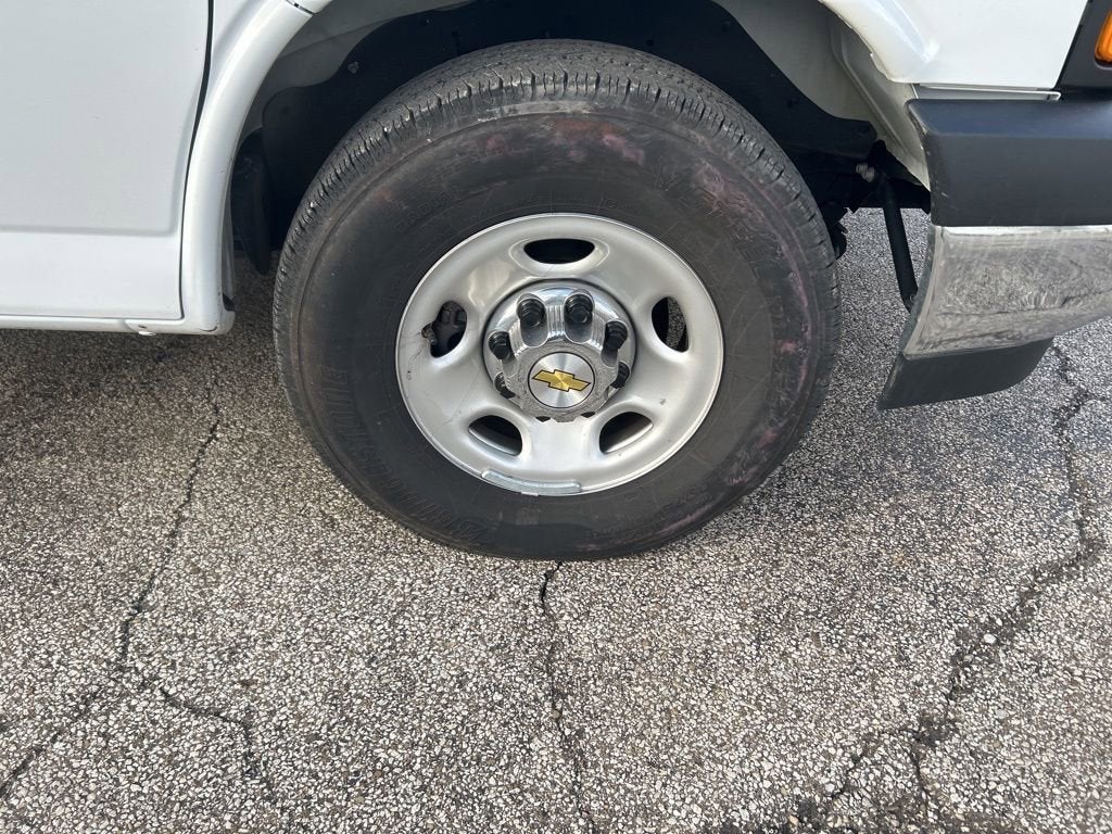 2025 Chevrolet Express Passenger 1LT