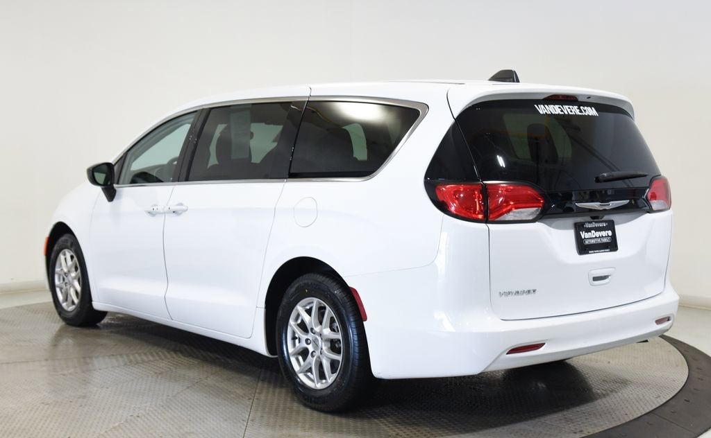 2024 Chrysler Voyager LX