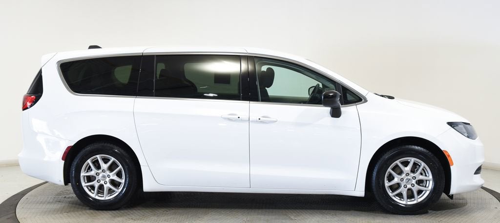 2024 Chrysler Voyager LX