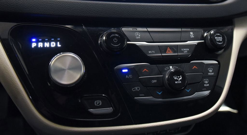 2024 Chrysler Voyager LX